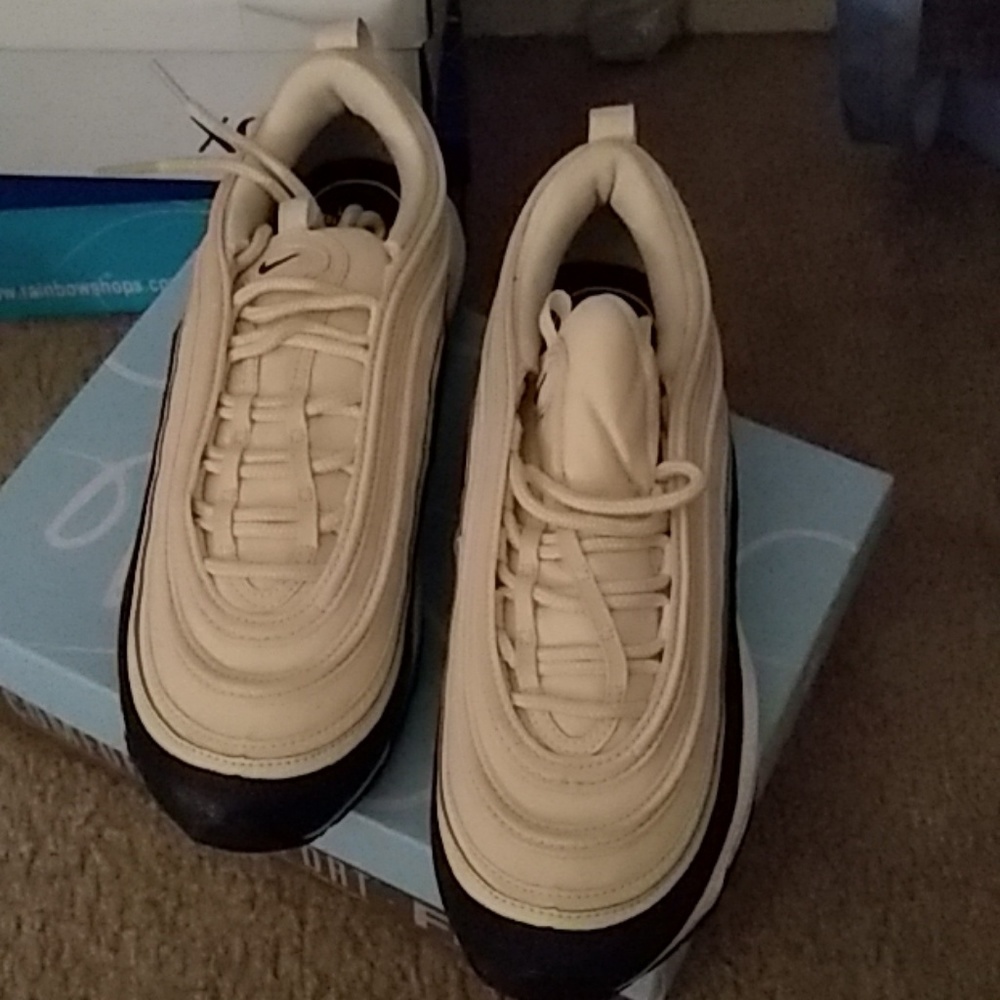 I'm selling a pair of Nike lady tennis shoes size